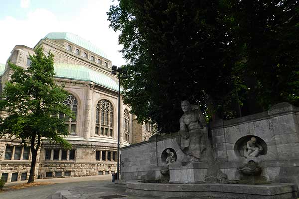 Der Jahrhundertbrunnen vor der Friedenskirche 