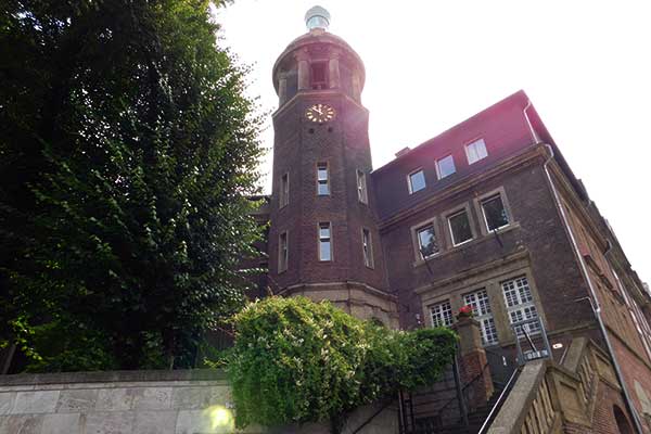 Die Friedenskirche neben der Alten Synagoge 