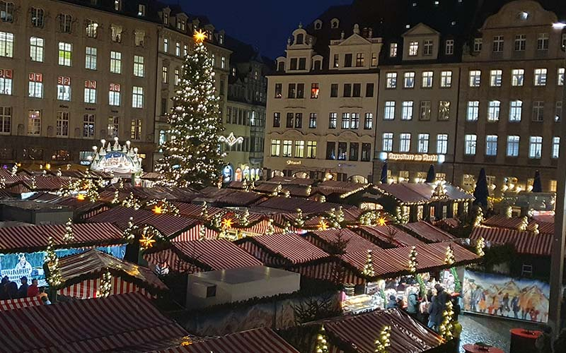 Blick vom Alten Rathaus auf den Markt zur Weihnachtszeit