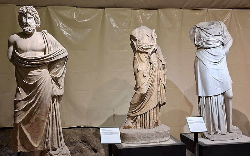 Ein Teil der Statuen des römischen Theaters