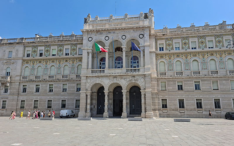 Der Palazzo del Governo im großen Platz von Triest