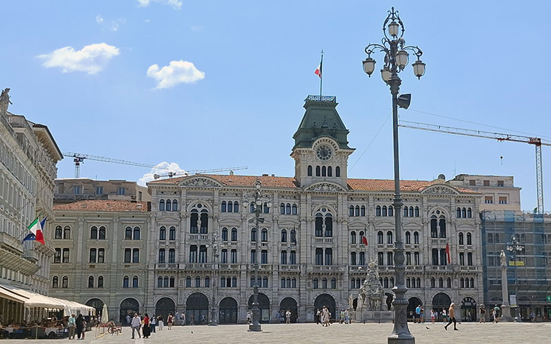 Das Rathaus auf der Piazza l'Unita d'Italia