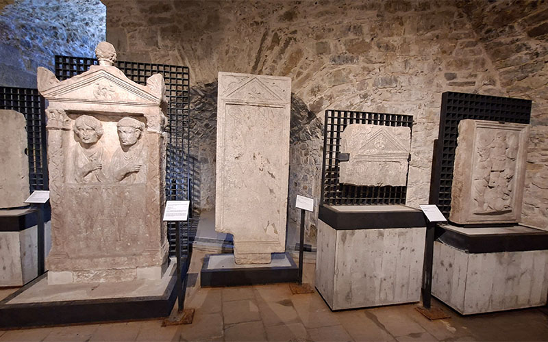 Im Lapidarium von San Giusto