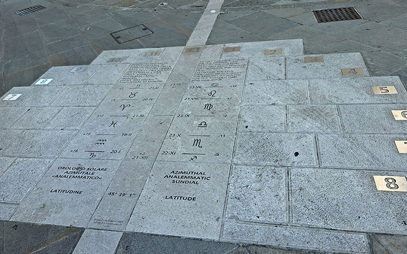 Die Sonnenuhr auf der Piazza della Borsa