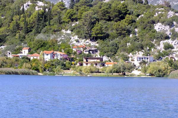 Blick zur kleinen Siedlung