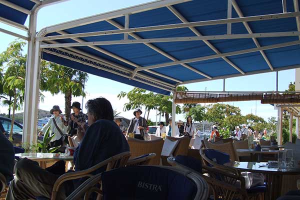 Einen gemütlichen Café mit Blick aufs Meer genießen