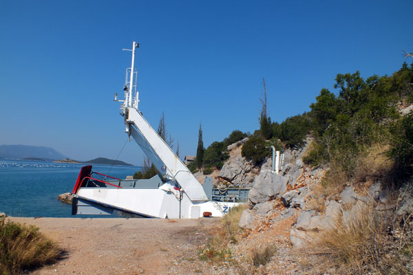 Ein Schiff ragt plötzlich am Weg aus dem Boden