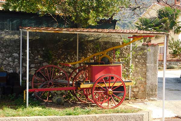 Ein Feuerwehr-Spritzwagen aus früheren Zeiten 