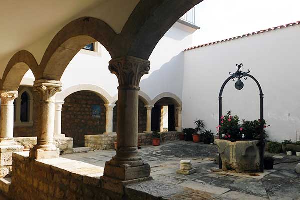 Der zweite Kreuzgang mit Brunnen im Franziskanerkloster 