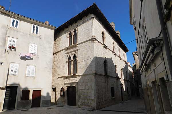 Das Museum von Cres im Palais Arsan mit seinem venezianischen Einschlag 