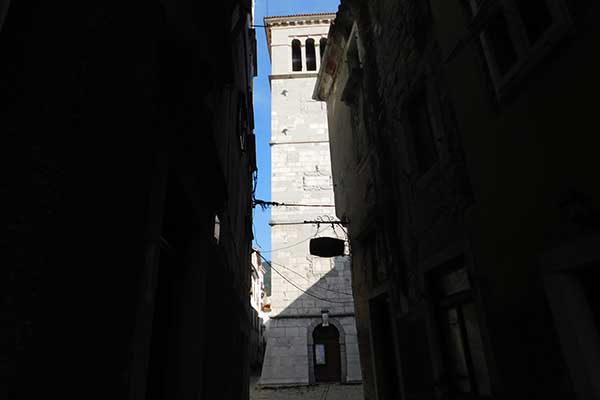 Der Campanile der Pfarrkirche zur Heiligen Maria vom Schnee 