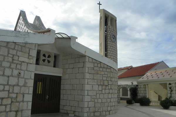 Die moderne Kirche ist ein Blickfang des Ortes