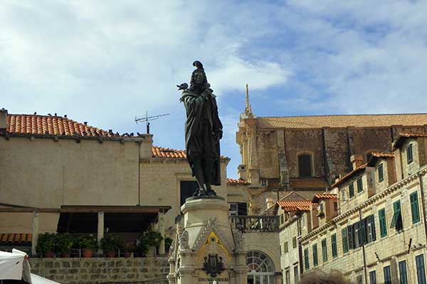 Der Bunić Platz und das Denkmal von Ivan Gundulić