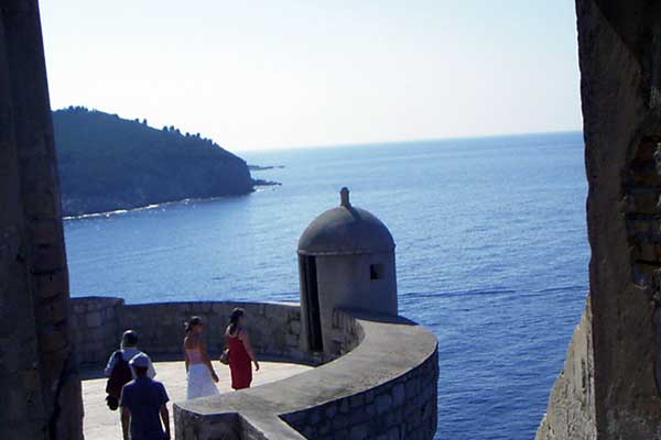 Blick von den Stadtmauern Dubrovniks