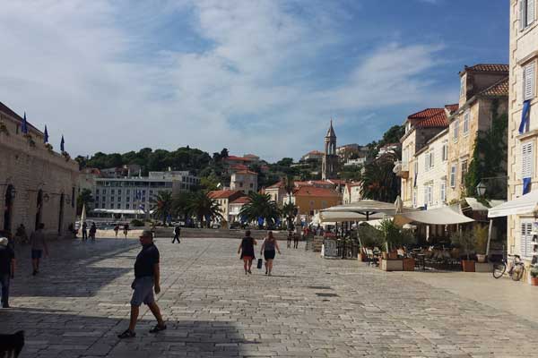 Der Stadtplatz mit Blick zum Hafen