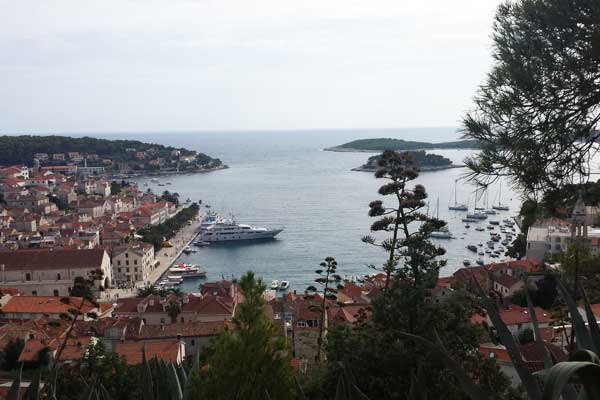 Blick von der Burg auf die Stadt und das Meer