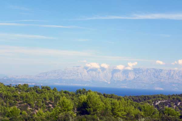 Wunderbare Landschaft auf der Fahrt in die Stadt Hvar