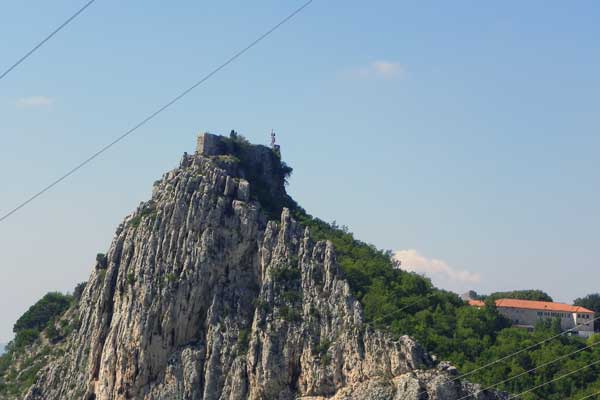 Von hoch oben blickt die Festung herab