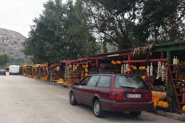 Am Straßenrand gibt es viele "Standln" mit köstlichen Angeboten