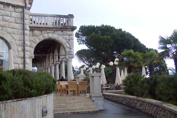 Blick auf die Terrasse des Hotels Kvarner