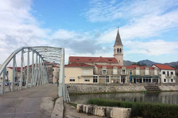 Über die Stahlbrücke geht es in die Stadt