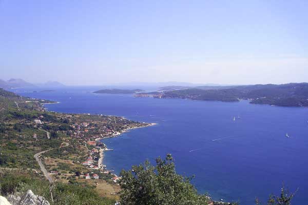 Azurblauer Himmel und azurblaues Meer