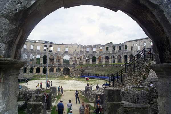 Blick in die Arena von Pula