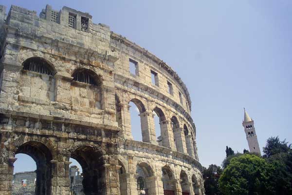 Blick auf das Amphitheater von Pula