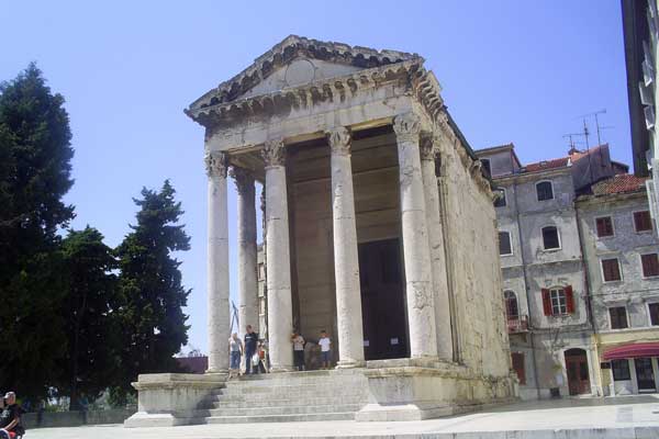 Der Augustus Tempel in Pula