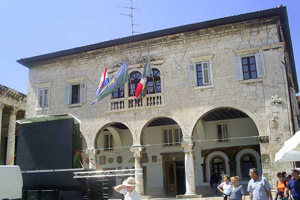 Der Große Platz der Republik in Pula