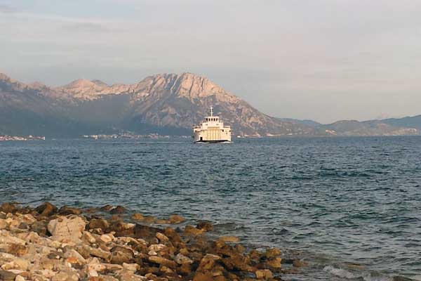 Mit der Fähre auf der Fahrt zur Insel Hvar