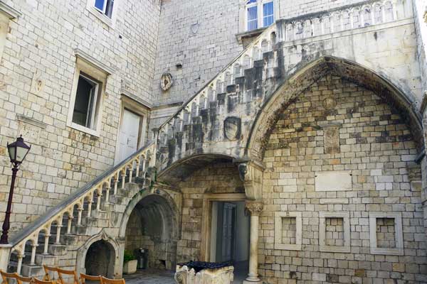 Im Hof des Rathauses von Trogir