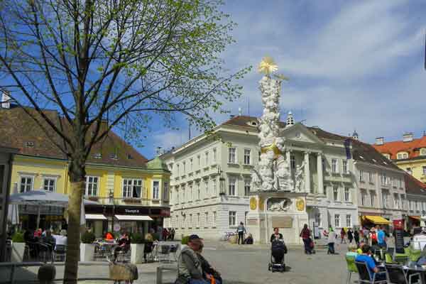 Die Dreifaltigkeitssäule vor dem Rathaus am Hauptplatz