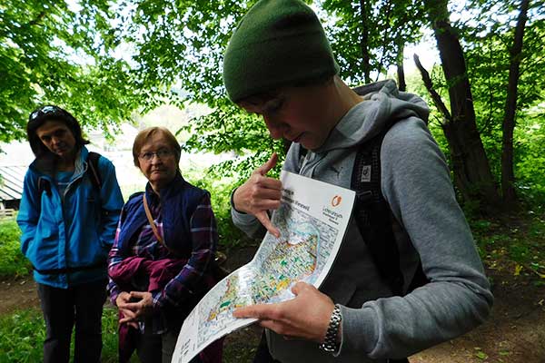 Alexandra Wieshaider von den Bundsforsten erklärt und die verschiedenen Zone im Wienerwald