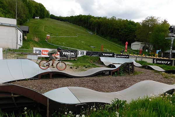 Der Pumptrack im Trailcenter Hohe Wand Wiese und Blick auf die Sommerrodelbahn