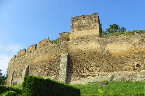 Ein Teil der wehrhaften Burg ist noch geblieben