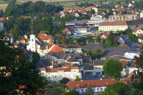 Blick auf die Stadt und die Pfarrkirche