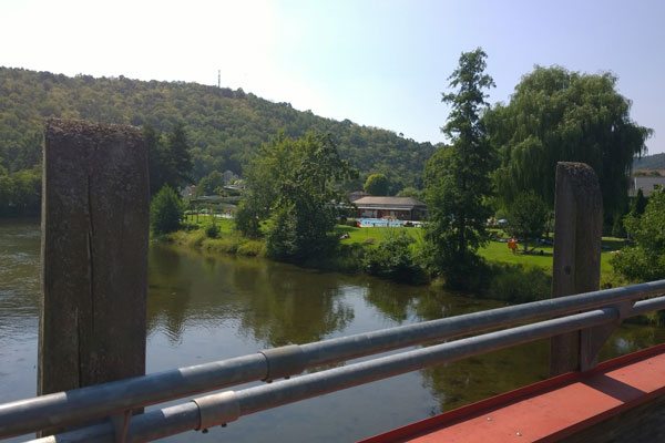 Blick zum Kamp auf dem Weg zum Erlebnisbad (Foto © Susanne Kastner)