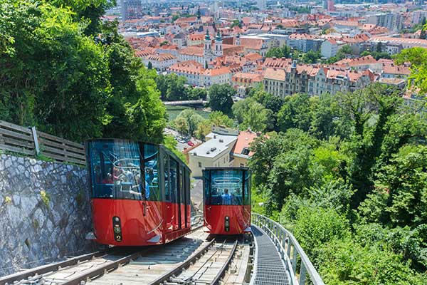 Schlossbergbahn mit Blick auf Graz (Foto © Graz Tourismus, Harry Schiffer) 