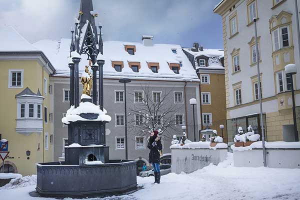 Der Marienbrunnen am Unteren Stadtplatz in Kufstein (Foto © TVB Kufsteinerland, Löwenzahm) 