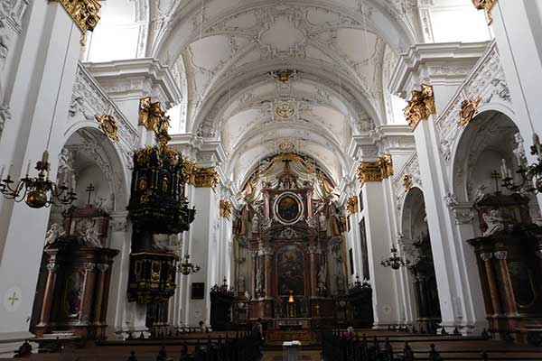 Blick ins Innere des Alten Doms 