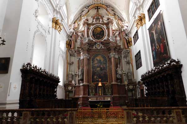 Blick auf den Hochaltar im Alten Dom 