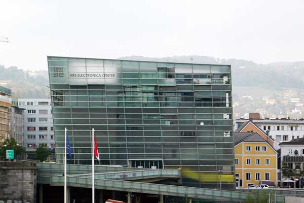 Blick auf das Ars Electronica Center 