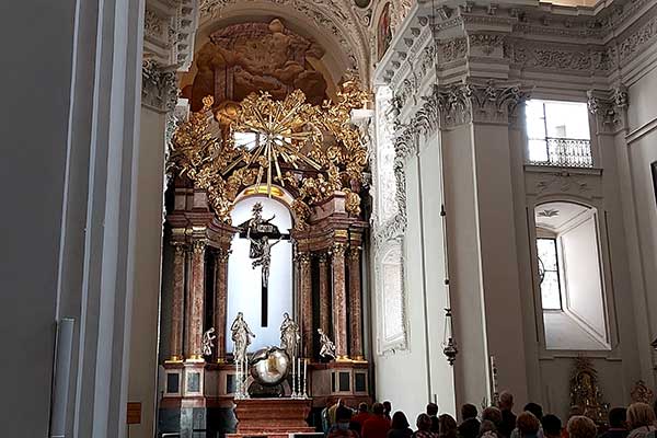Blick auf den Hochaltar in der Basilika von Mariazell 