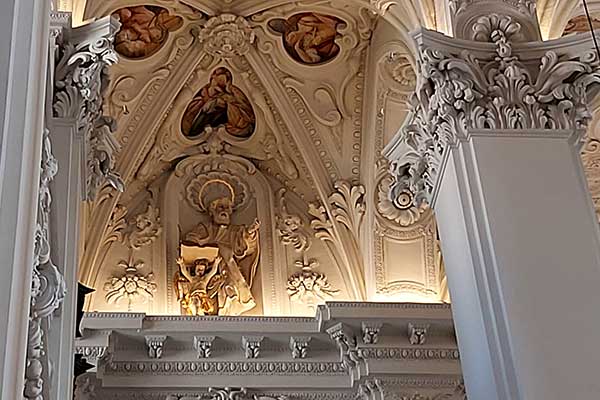 Die Stuckarbeiten in der Basilika