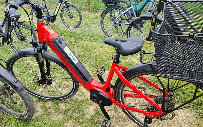 Fahrräder (auch E-Bikes) vom radwerk kann man sich gleich neben dem Weinmarkt ausborgen