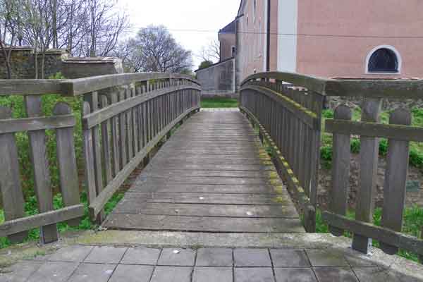 Brücke zur Pfarrkirche