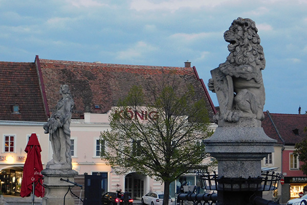 Der Brunnen mit dem Retzer Stadtlöwen am Hauptplatz