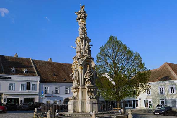 Blick auf die Dreifaltigkeitssäule am Hauptplatz von Retz