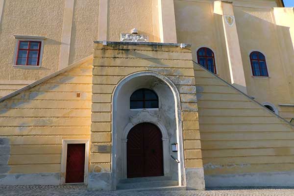 Der Stiegenaufgang des Retzer Rathauses